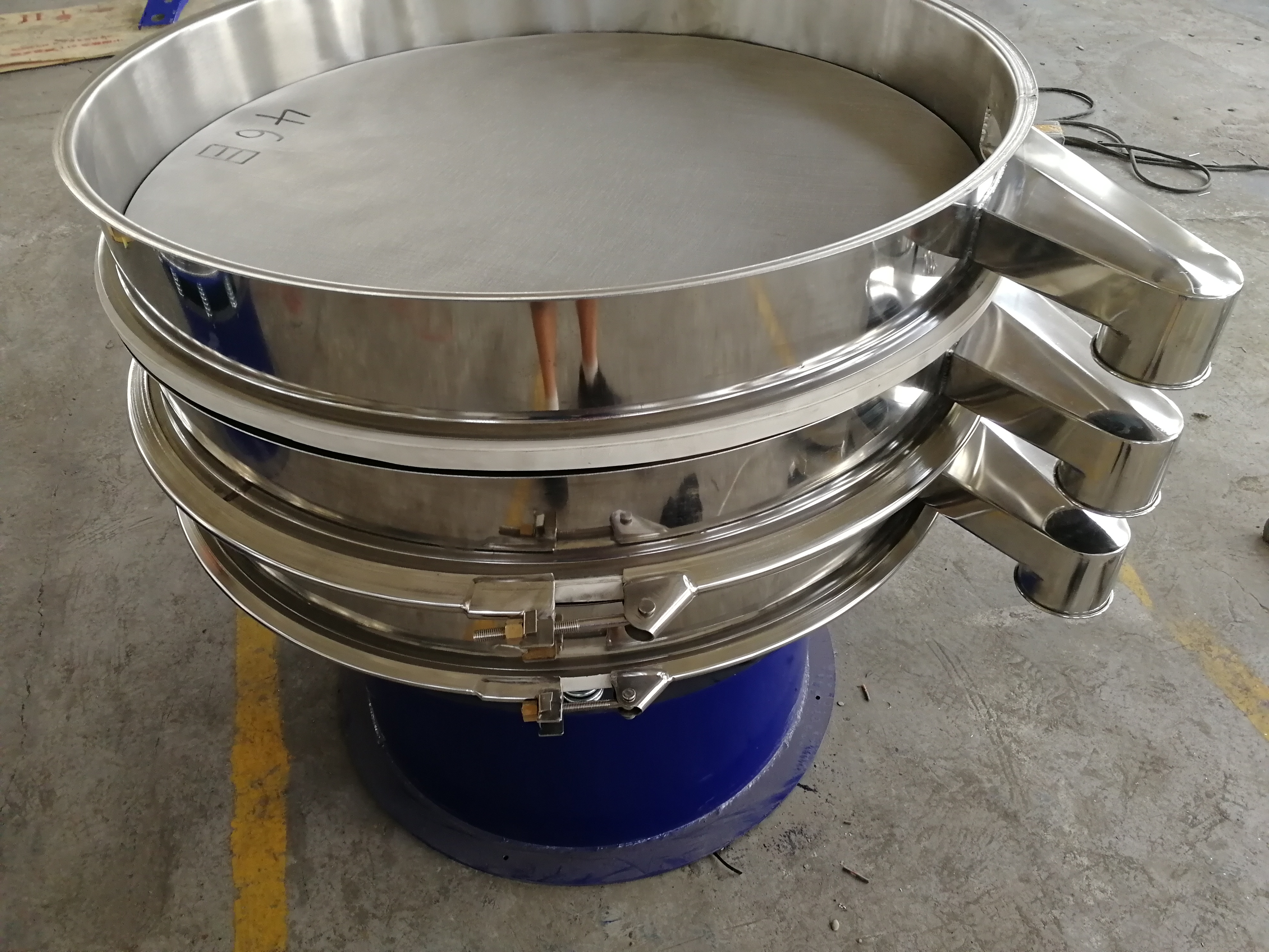 篩分茯苓粉選用的篩分設(shè)備(三次元振動篩)